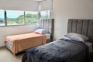 3 عدّة غرف نوم ومكواة/لوح كي وخدمة الإنترنت وملاءات أسرّة