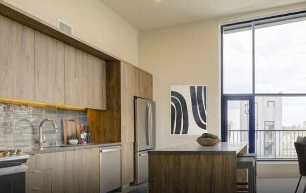 Réfrigérateur, four à micro-ondes, un four, surface de cuisson