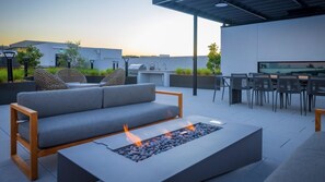 Outdoor dining - Spacious 1BR Condo at Landsby – Gym & Pool, Relax! (Mountain View)