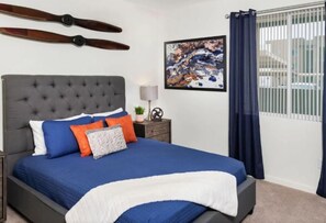 1 habitación, tabla de planchar con plancha y ropa de cama 