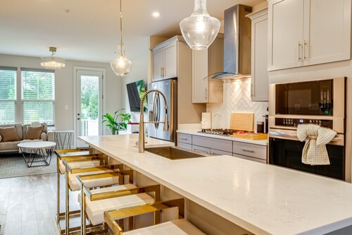 3-bedroom modern retreat  in Largo close to shopping, restaurants and DC