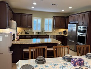 Een microgolfoven, een vaatwasser