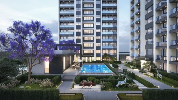 Un hotel moderno con piscina, jardines cuidados y un edificio grande al fondo.