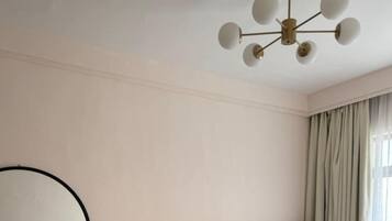 1 dormitori, planxa i posts de planxar, wifi i roba de llit