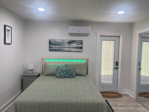 1 chambre, coffre-fort, bureau, fer et planche à repasser