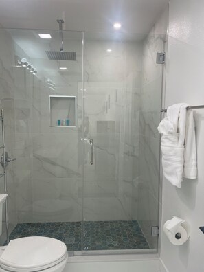 Haartrockner, Handtücher, Seife, Shampoo