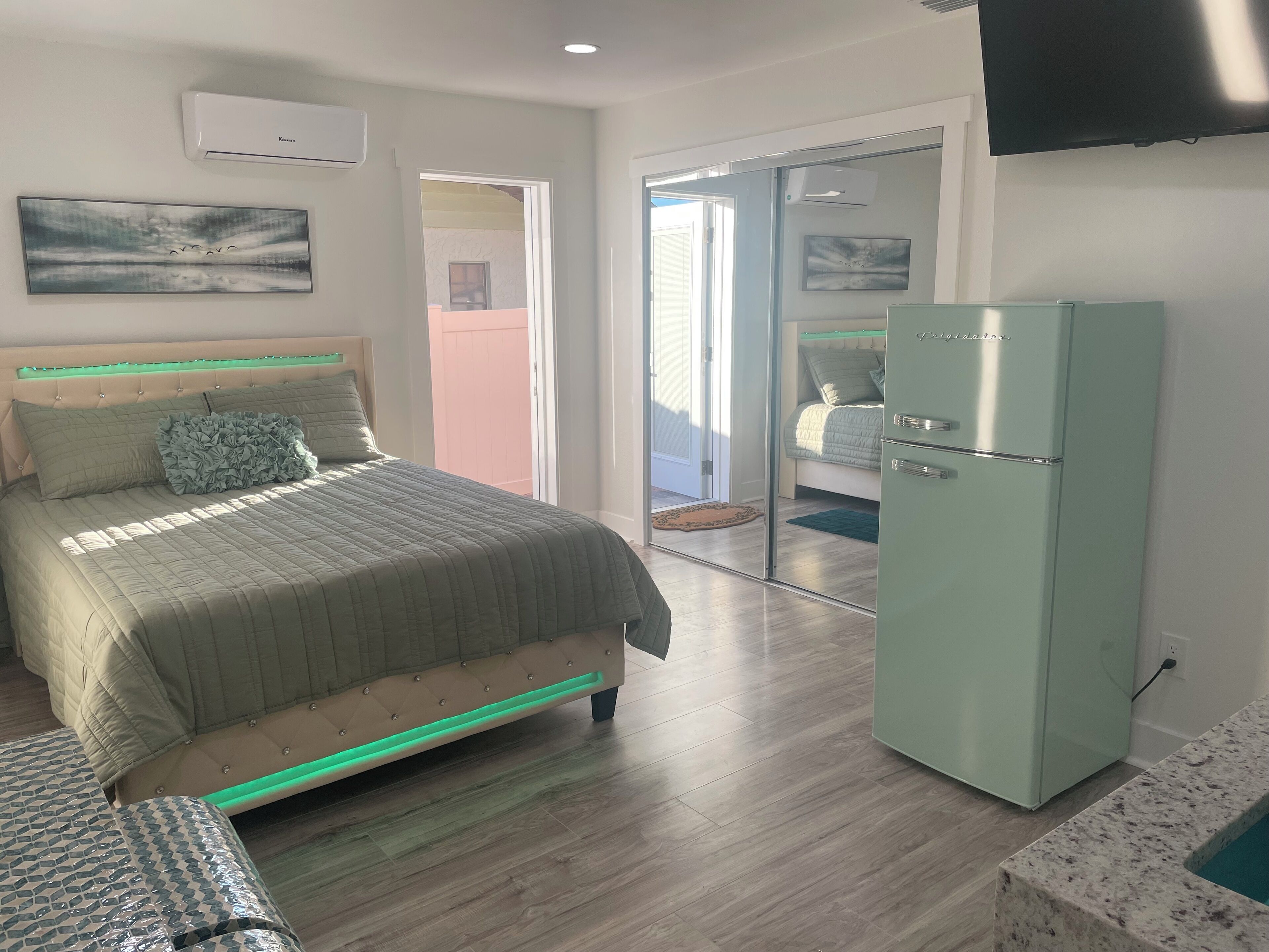 1 Schlafzimmer, Zimmersafe, Schreibtisch, Bügeleisen/Bügelbrett