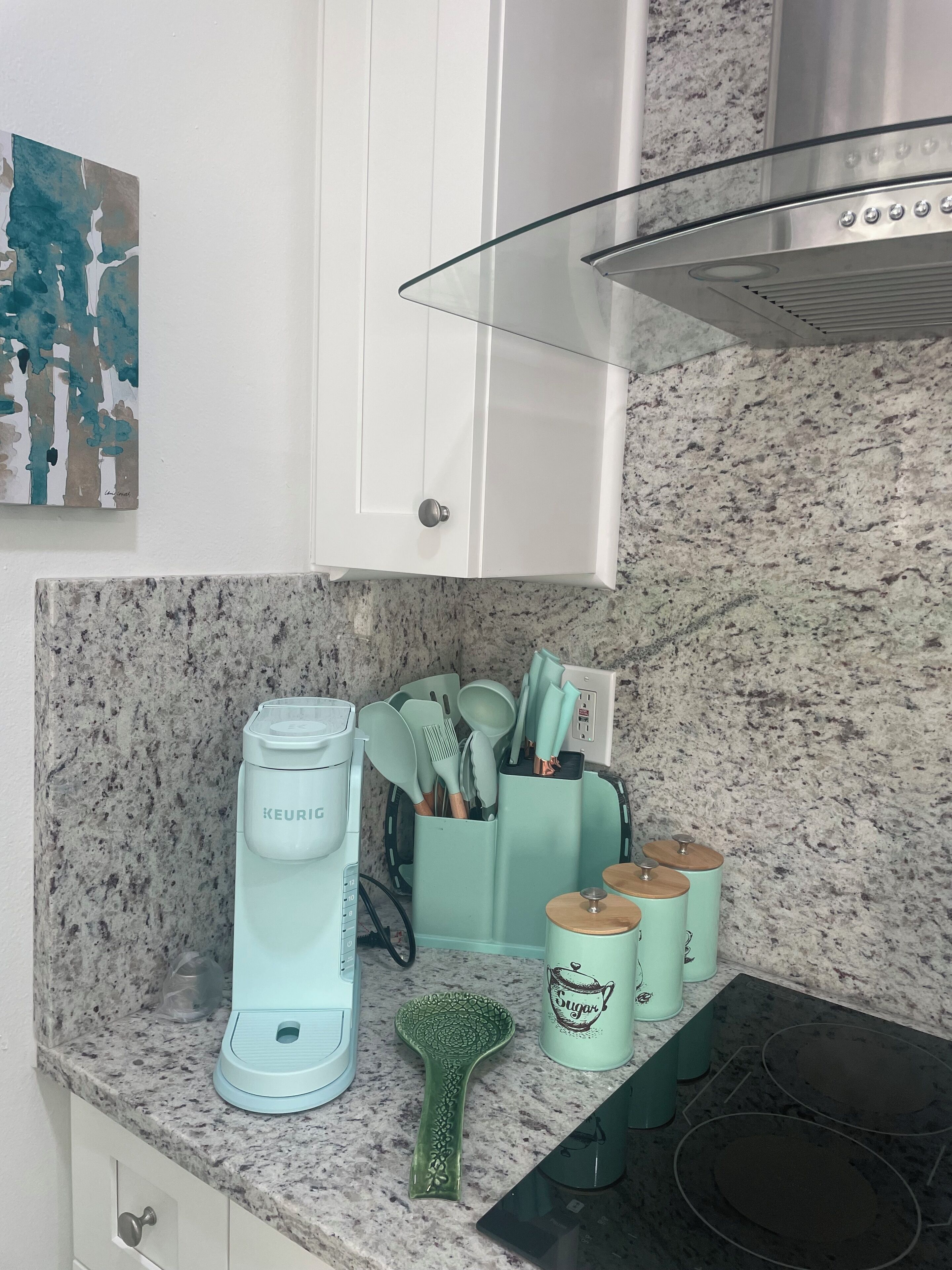 Geladeira, micro-ondas, cooktop, cafeteira/chaleira