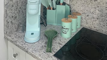 Réfrigérateur, micro-ondes, plaque de cuisson, cafetiÚre/bouilloire