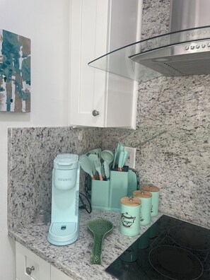 Kühlschrank, Mikrowelle, Herdplatte, Wasserkocher mit Kaffee-/Teezubehör