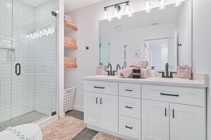 Douche, séchoir à cheveux, serviettes fournies, savon