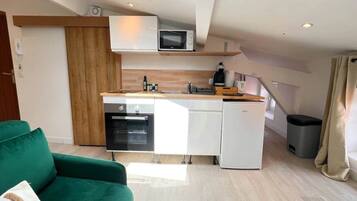 Réfrigérateur, four, batterie de cuisine, vaisselle et ustensiles