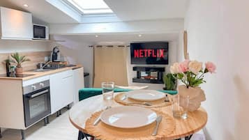 Réfrigérateur, four, batterie de cuisine, vaisselle et ustensiles