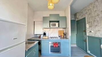 Réfrigérateur, micro-ondes, four, plaque de cuisson