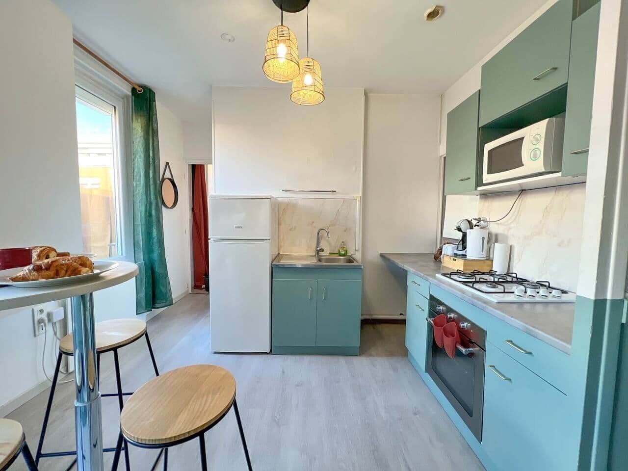 Køleskab, mikrobølgeovn, ovn, kogeplade