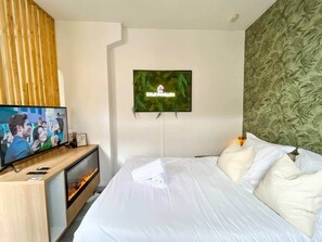 Tabla de planchar con plancha, wifi y ropa de cama 