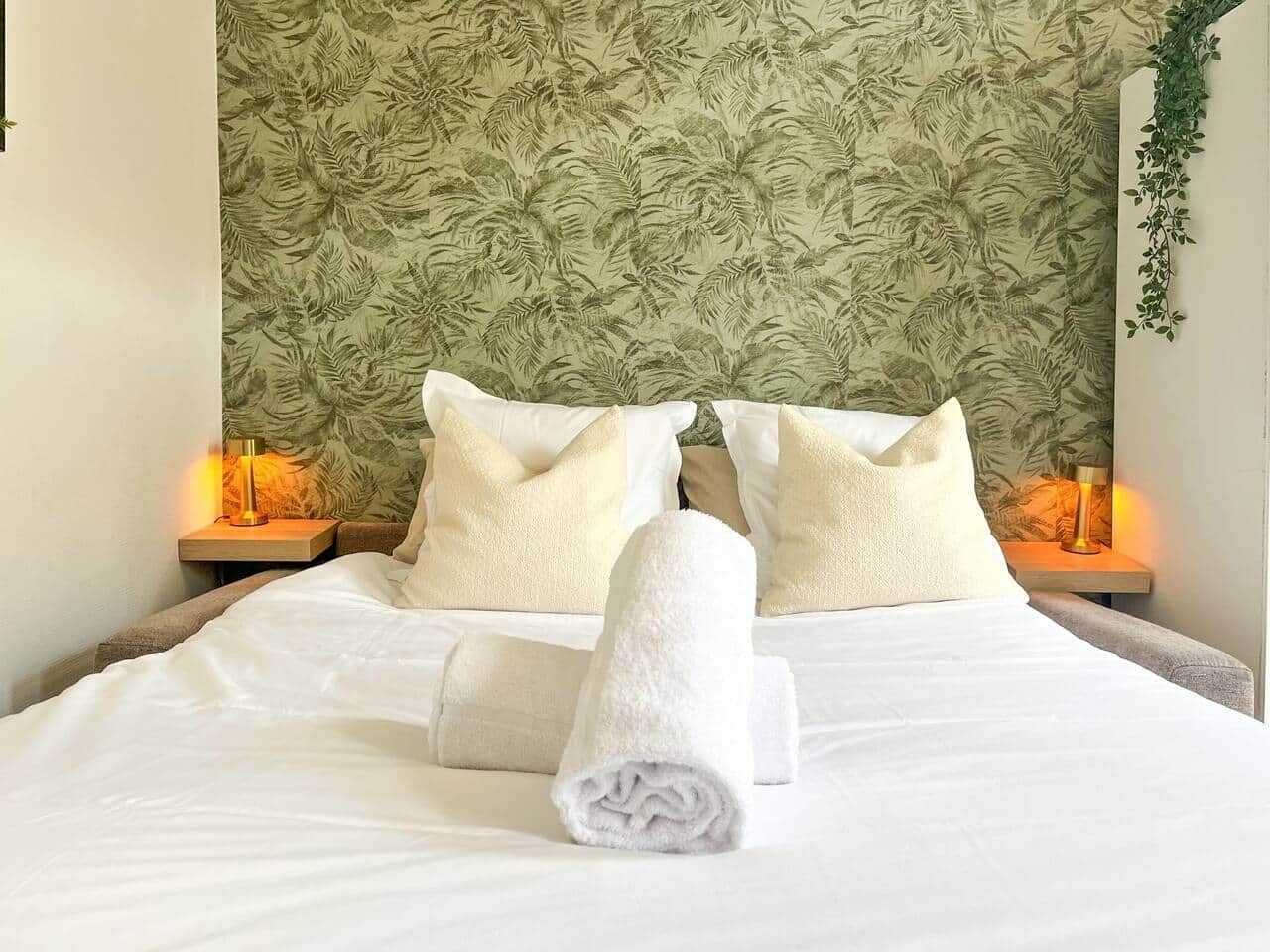 Iron/ironing board, WiFi, bed sheets