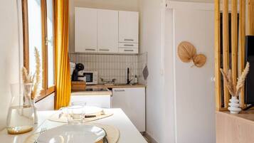 Réfrigérateur, micro-ondes, grille-pain