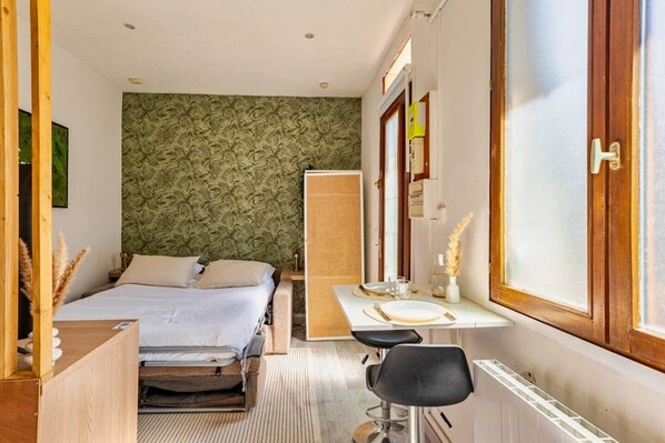 Iron/ironing board, WiFi, bed sheets