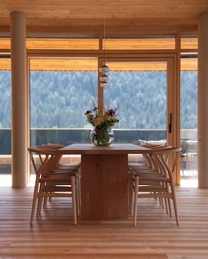 Luxury-Apartment, Balkon, Bergblick | Wohnbereich