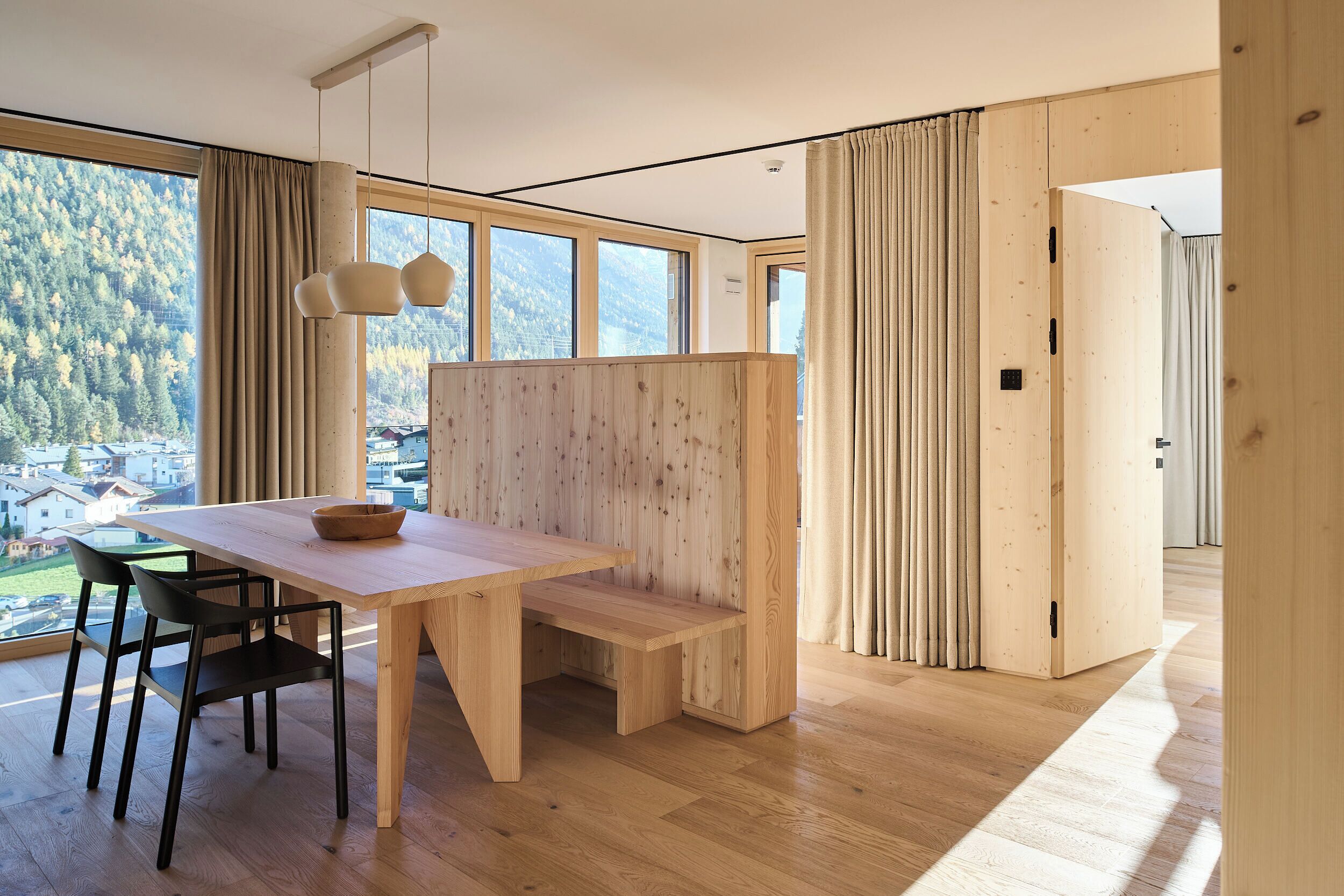 Lägenhet Design - balkong - utsikt mot bergen | Italienska Frette-lakan och sängtillbehör av högsta kvalitet