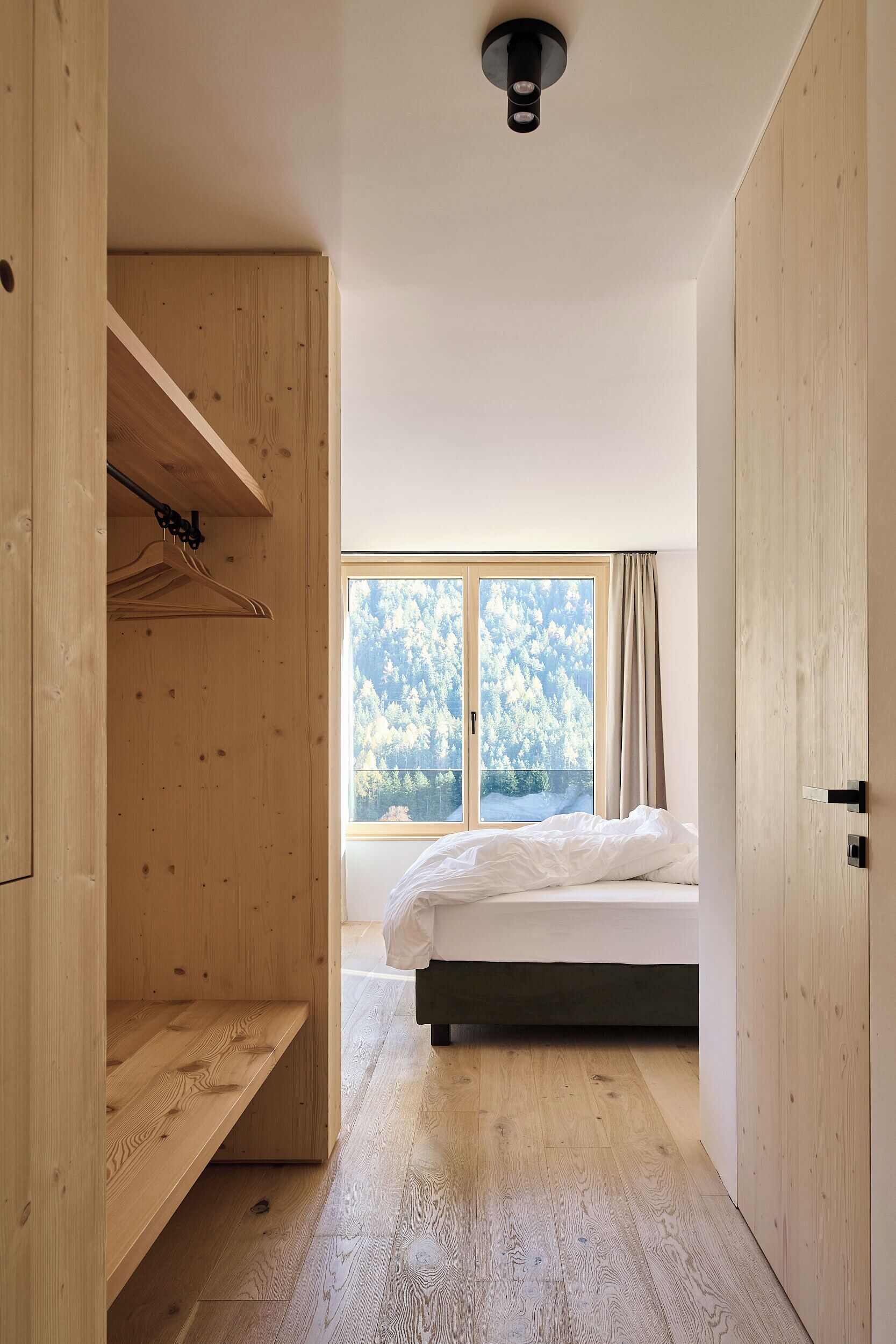 Frette Italian sheets, premium bedding, in-room safe, blackout curtains