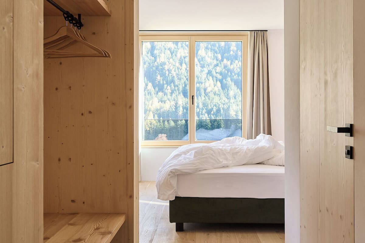 Frette Italian sheets, premium bedding, in-room safe, blackout curtains