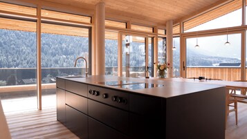 Cafetera expreso, tetera/pava eléctrica, artículos de limpieza, freezer