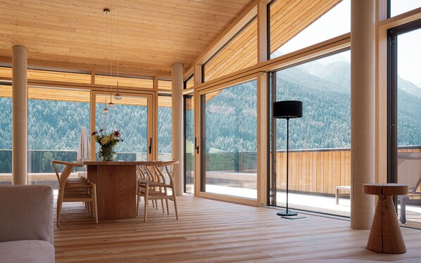 Lyxlägenhet - balkong - utsikt mot bergen | Vardagsrum