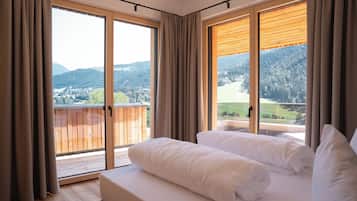 Appartement Luxe, balcon, vue montagne | Coffres-forts dans les chambres, rideaux occultants