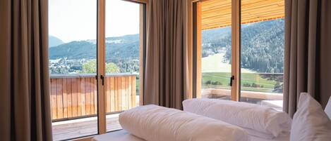 Luxury Apartment, Balcony, Mountain View