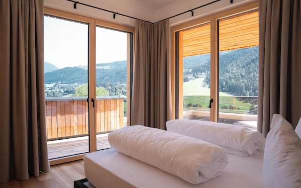 Luxury-Apartment, Balkon, Bergblick | Zimmersafe, Verdunkelungsvorhänge, Bügeleisen/Bügelbrett