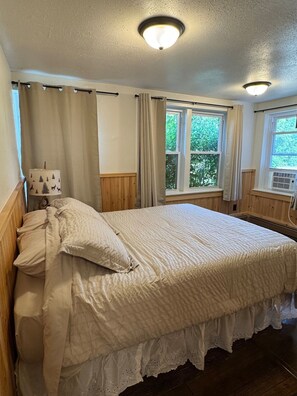 3 bedrooms, iron/ironing board, free WiFi, bed sheets - Historical Stone and Log Cabin (Paris)