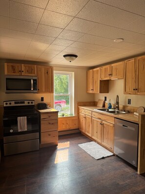Fridge, microwave, oven, stovetop - Historical Stone and Log Cabin (Paris)