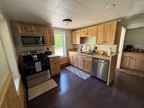 ثلاجة، ميكروويف، فرن، موقد طهي مسطح