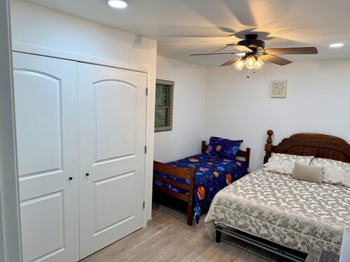 Charming 3-bedroom cottage with a river view in the bluffs just south of Lansing