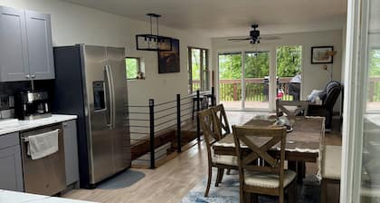Charming 3-bedroom cottage with a river view in the bluffs just south of Lansing
