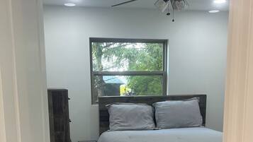 3 habitaciones, tabla de planchar con plancha, wifi y ropa de cama