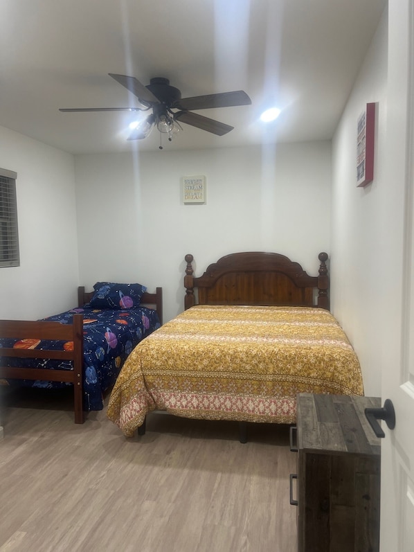3 habitaciones, tabla de planchar con plancha, wifi y ropa de cama