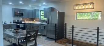 Charming 3-bedroom cottage with a river view in the bluffs just south of Lansing