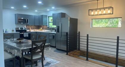 Charming 3-bedroom cottage with a river view in the bluffs just south of Lansing