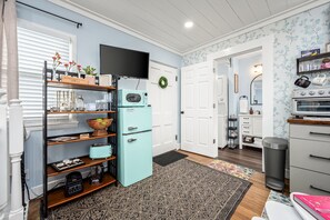 Microwave, oven - Cozy Guest House in Eclectic East Nashville - 4 guests / 3 beds / 2 bathrooms (Nashville)