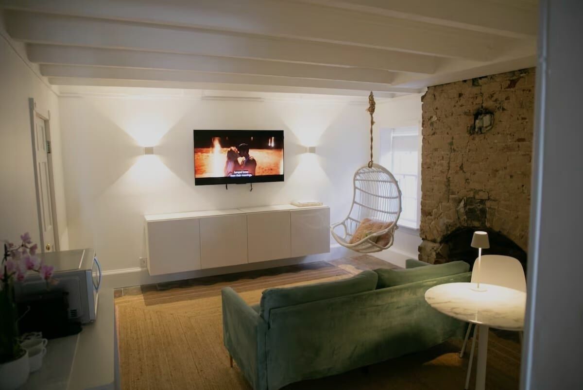 Een televisie, een open haard, videogames en boeken