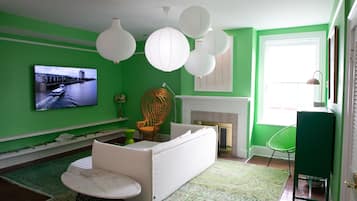 Een televisie, een open haard, videogames en boeken