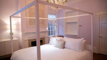 Tabla de planchar con plancha, wifi gratis y ropa de cama