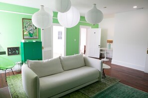 Televisio, takka, videopelejä, kirjoja