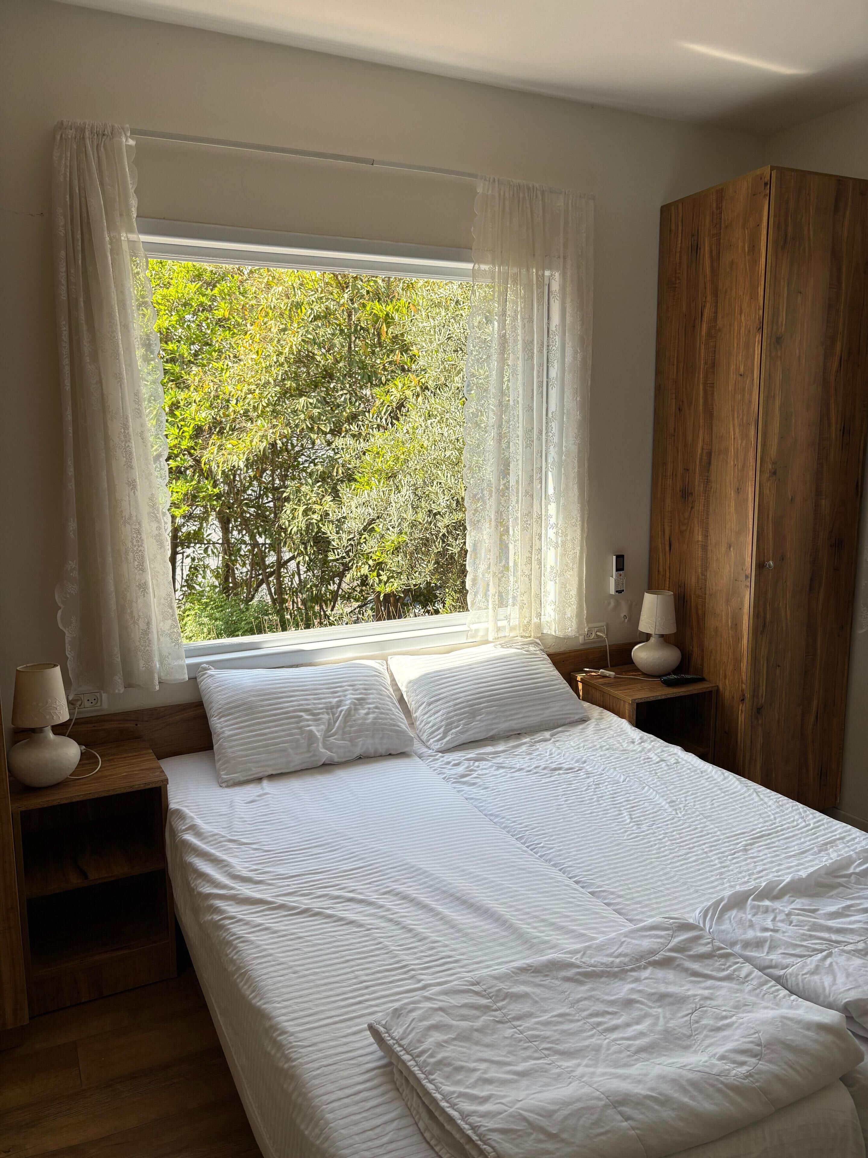 クラシック ダブルまたはツインルーム ガーデンビュー | セーフティボックス (室内)、アイロン / アイロン台、WiFi (無料)