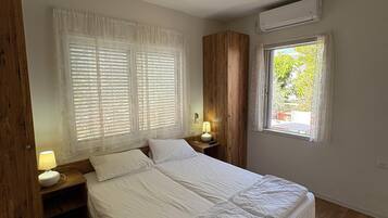 经典双人房或双床房, 花园景观 | 客房内保险箱、熨斗/熨衣板、免费 WiFi