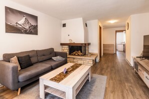 Comfort Condo, Balcony, Mountain View | Living area