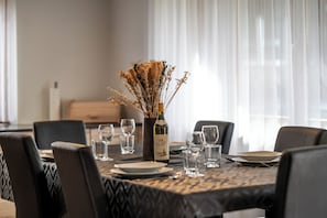 Comfort Condo, Balcony, Mountain View | In-room dining